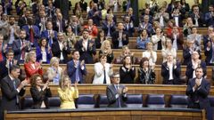 La bancada socialista, aplaudiendo durante el Pleno celebrado este jueves en el Congreso.