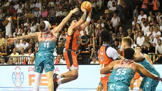 Caio Pacheco lanza a canasta desde media distancia en suspensi�n durante el cuatro partido de la serie de cuartos contra el Menorca.