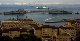 La fragata de la Armada brit�nica �HMS Westminster� y dos buques auxiliares, en Gibraltar 