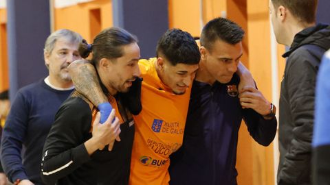 Rial observa como abandona la pista Jason lesionado el sbado pasado, siendo ayudado por Tulio Garca, fisioterapeuta burelista, y el cul Sergio Lozano