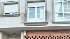 Imagen del primer piso de la r�a �lvaro Cunqueiro de Vimianzo, en el que se produjo el percance con tres menores implicados.