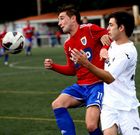 El defensa soneir�n Brais -de blanco- disputa un bal�n al medio carball�s Alexandre.