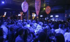 Interior del pub Dux durante un concierto del grupo Los Secretos. 