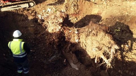 Obras para reparar una rotura de la traída en Ribadeo, en una imagen de archivo