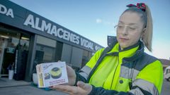 La empleada de unos almacenes de A Pobra muestra una de las nuevas balizas.