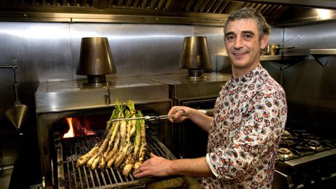 Óscar Asensio, preparando calçots en La Escondita (A Coruña)