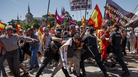 La polic�a trata de contener a algunos participantes de la manifestaci�n.