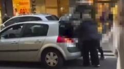 Multada una se�ora que bloque� el paso de una ambulancia al estacionar su veh�culo en medio de la calzada