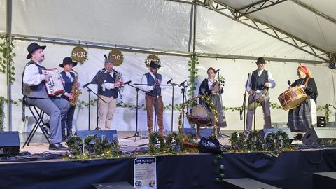 Grupo de m�sica tradicional Vai Ra�ala Meu.