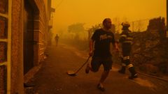 Las llamas se acercan a las casas en San Cibrao, O�mbra