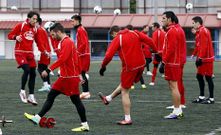 Los jugadores del Lugo, ejercit�ndose sobre la superficie sint�tica del campo de A Cheda.