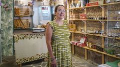 Evelyn Reinoso es la propietaria de un negocio de alimentacin y recuerdos de Ourense