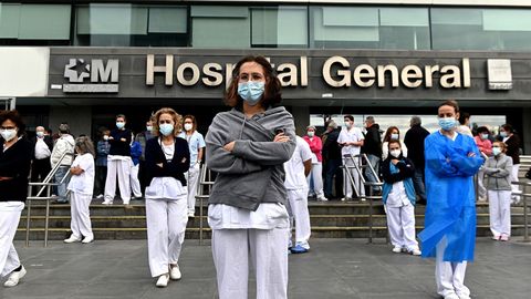 Sanitarios concentrados ante el Hospital La Paz