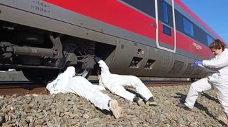 La Guardia Civil inspeccionando los bajos del tren de Iryo