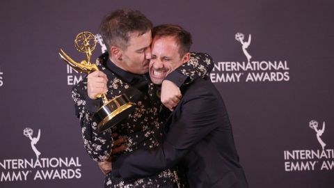 Javier Giner, director de la serie �Yo, adicto�, celebrando el premio que se llev� el actor protagonista