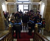 <span lang= es-es >Los bomberos, en pie de guerra</span>. No pudieron entrar porque hab�a overbooking, pero los bomberos entregaron un manifiesto en el que piden m�s efectivos para evitar �parches� en verano. 