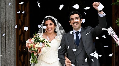 Marta Garc&iacute;a Obreg&oacute;n y Iago &Aacute;lvarez Navarro despu&eacute;s de darse el &laquo;s&iacute; quiero&raquo;, en el Real Sitio de San Ildefonso