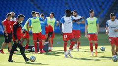 Los jugadores del Fuenlabrada calentando en el polmico duelo de Riazor del 2020
