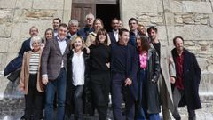 Autoridades y personal relacionado con la pelcula, durante el rodaje en San Simn da Costa, en abril del 2023