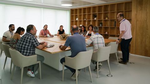 La zona de reuniones tambin es abierta y verstil. En la imagen, parte del equipo humano del CGIFP con la directora xeral de FP