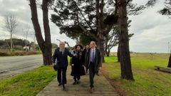 Rafael Eimil, Mar�a Rivas y Manuel V�zquez Faraldo bajaron a la playa para ver c�mo ser�n las actuaciones en el arenal.