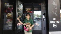 Adriana Colombo, frente a la mquina dispensadora de ramos y plantas de su tienda