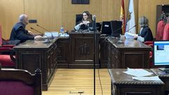 El abogado de las acusadas, la magistrada y la fiscal durante la breve vista en Ourense