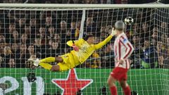 Musso desv�a el bal�n durante el encuentro de ida de cuartos de final de la Champions disputado en el Camp Nou