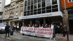 Concentraci�n matinal de trabajadores de Quironsalud ante el hospital privado de Pontevedra en la primera jornada de huelga