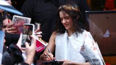 Rosal�a firma aut�grafos a sus seguidores a las puertas del hotel donde se hosped� en Santiago de Chile