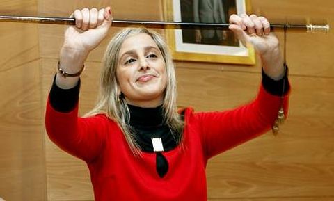 Mar�a Loureiro con el bast�n de mando que ostenta desde el 20 de diciembre, sucediendo a Roel.