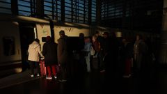 Los pasajeros suben al AVE con destino Sevilla que hoy se reanuda tras el accidente de Adamuz