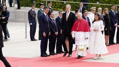 Los Reyes Felipe y Letizia y el presidente del Gobierno, Pedro S�nchez, acompa�ados del ministro de Asuntos Exteriores, Uni�n Europea y Cooperaci�n, Jos� Manuel Albares, el ministro de la Presidencia, Justicia y Relaciones con las Cortes, F�lix Bola�os, la embajadora de Espa�a ante la Santa Sede, Isabel Cela�, la presidenta de la Comunidad de Madrid, Isabel D�az Ayuso y el alcalde de Madrid, Jos� Luis Mart�nez Almeida,reciben al Papa Le�n XIV