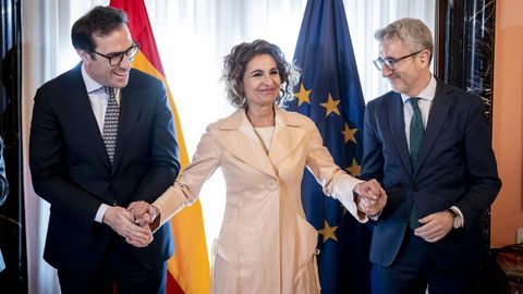 Carlos Cuerpo, Mar�a Jes�s Montero y Arcadi Espa�a durante el acto de traspaso de carteras