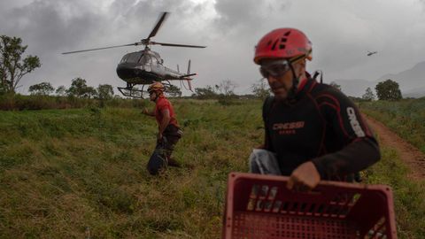 Un helic�ptero de la polic�a presta asistencia en la zona afectada