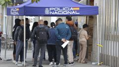 Los sindicatos alertan de que las gestiones por la regularizaci�n est�n generando esperas a otros tr�mites de ciudadanos, en la imagen una foto de Santiago