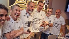 Diego Iglesias (tercero por la derecha), promotor de esta iniciativa, junto a los integrantes del jurado de la primera edici�n, en 2025, en el restaurante Bon P�
