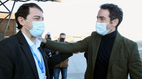 El presidente de Castilla y Len, Alfonso Fernndez Maueco, junto con el secretario general del PP, Teodoro Garca Egea durante el congreso de los populares en Len este fin de semana