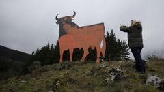 Aspecto que tiene en la actualidad el toro de Osborne de Becerre, aunque desde la lejana y con el brillo de la luz su tono asemeja al rosa