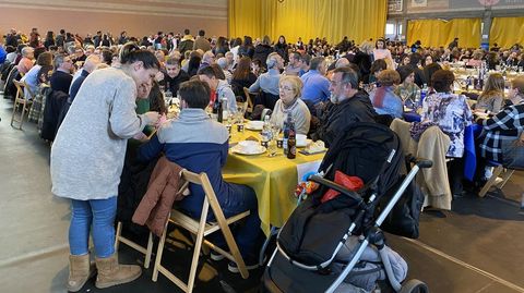 Codillo.M�s de 1.050 comensales se citaron en la Festa do Codillo