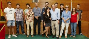 Integrantes de los grupos premiados, con representantes municipales y Luciano Calvo, ayer. 