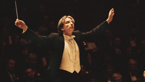 Michael Tilson Thomas, dirigiendo un concierto en Lucerna en el a&ntilde;o 2000.