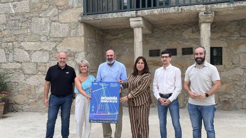 De esquerda a dereita, o alcalde de Dodro; a concelleira de Turismo de Valga; o presidente da Fundaci&oacute;n Rosal&iacute;a, a deputada de Cultura da Deputaci&oacute;n, o alcalde de Padr&oacute;n e o de Rianxo.