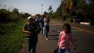 Un grupo de migrantes procedentes de Honduras caminan por una carretera en Frontera Hidalgo (M�xico) en direcci�n a Estados Unidos