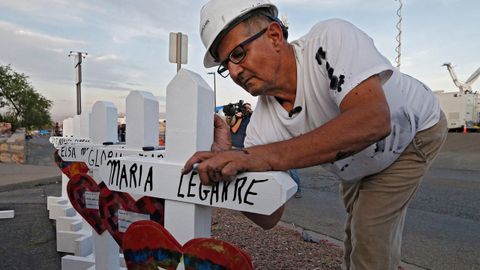 El carpintero retirado Greg Zanis lleva dos d�cadas fabricando el mismo las cruces por las v�ctimas