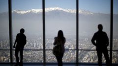 Vista de Los Andes desde lo alto de un edificio de Santiago (Chile). 