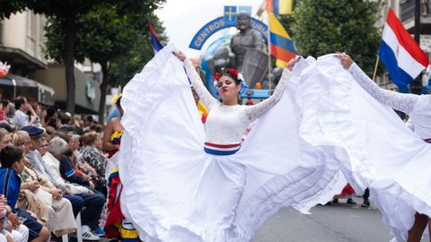 Las calles del centro de Oviedo acogen este jueves el tradicional desfile del día de América en Asturias, en su 72 edición
