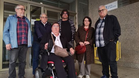 Familiares de Manuel Fern�ndez Mourente y miembros de Memoria Hist�rica Democr�tica, el viernes en los juzgados de Ferrol.