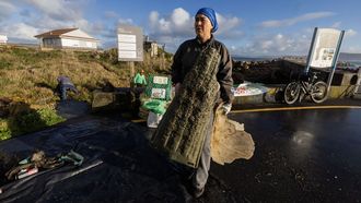 Las fotos de la limpieza de Mar de F�bula en Camelle por su decimosegundo aniversario