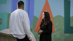 Bryan, que cumple condena en tercer grado, con Lucía, que imparte el taller Xeitos de Ver, delante de un mural pintado por presos
